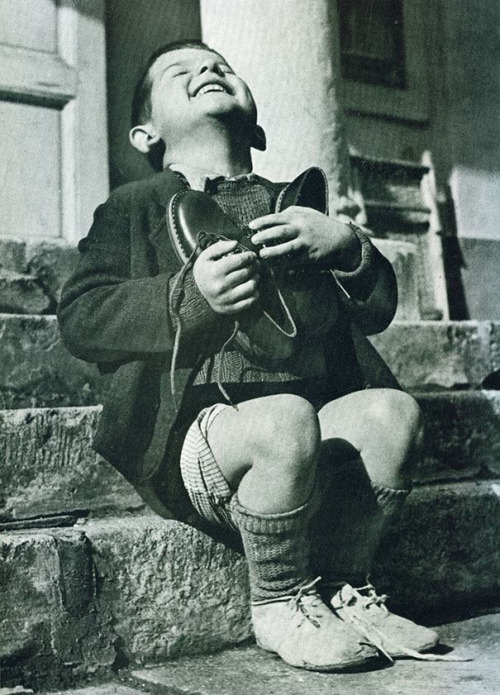 bambino austriaco durante la seconda guerra mondiale che riceve un paio di scarpe nuove